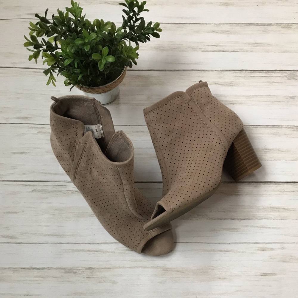 ✩ Old Navy ✩ tan covered heels